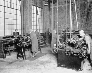 Gyárban dolgozó nők az első világháború alatt, 1917 körül